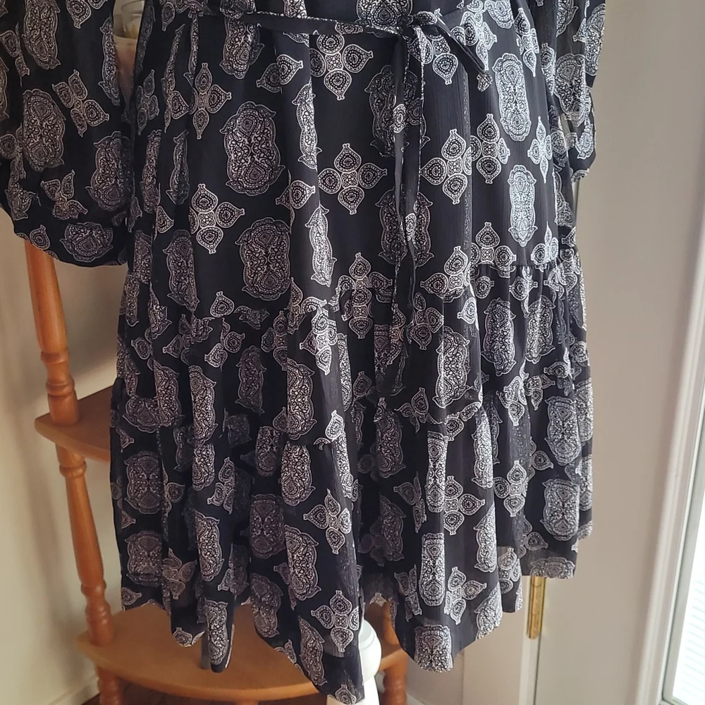 Rose and Olive Tiered Hemline Vee Neckline Graphic Print Dress - Size Medium - Picture 3 of 14